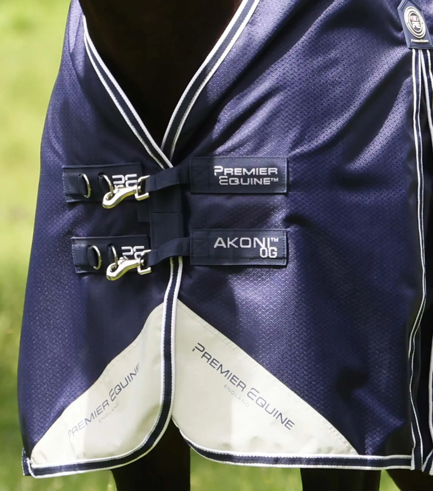 Akoni 0g Original Turnout Rug Navy - Image 2