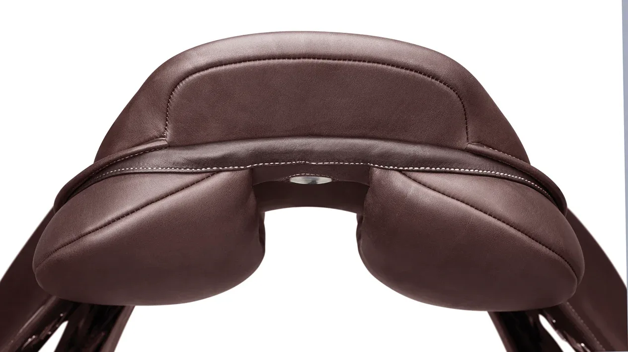 Almost New Bates Victrix Jump Saddle - Image 2